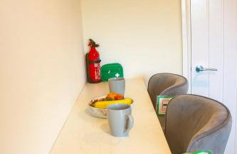 Manchester Stay Hub - 2BR with Free Parking, Near Airport & Attractions - Foto 24