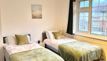 Rushden Home - Perfect for Contractors - Free Parking - Sleeps 5 - Garden - Netflix and HDR TV - Foto 2