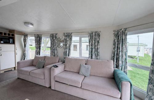 Stunning 8 Berth Caravan With Decking, Ref 71012P - Photo 10