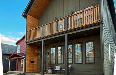 Downtown Indy, Rooftop Deck with Hot Tub, Gym, Bikes, Tesla Charger - Photo 12