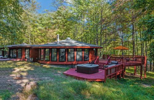 Cabin w hot tub & fire pit at The Woods Resort - Foto 1