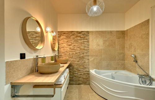 La Villa en Loire, avec Jacuzzi 6 places, Piscine chauffée, boulodrome, salle de jeu, 6 Chambres, vue Loire, 350M2 - Foto 9