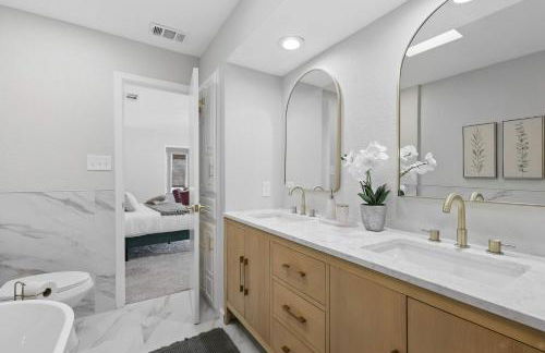 Spacious 5BR Getaway with Pool - Foto 32