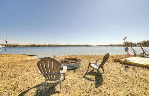 Deck and Scenic Views Lakefront Cottage in Hale! - Foto 1