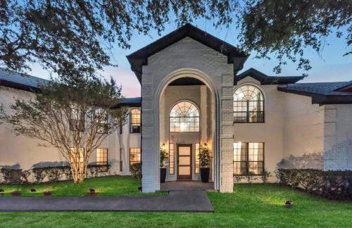 Lakefront Luxe 6BR 4B Home with Pool & Hot Tub - Foto 5