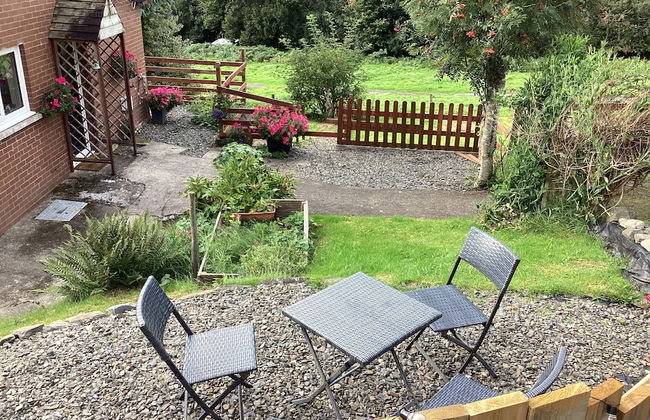 Lovely 2-bed Cottage in Pencarreg - Photo 11