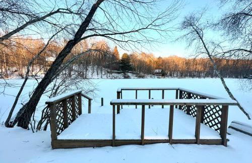 Lakefront with Lots of Light and Private Dock Access - Foto 40