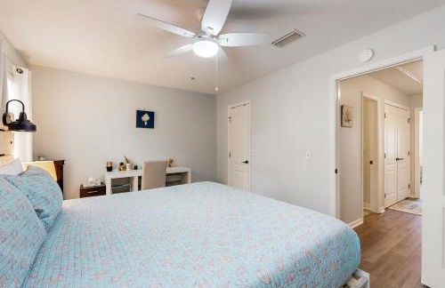 Inviting condo with an outdoor pool, washer/dryer, & AC - near the beach - Foto 12