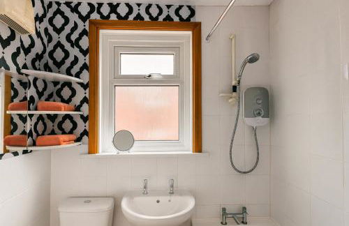 Seren, Free Parking, Close to Train Station, Pool table, sleeps 1-7guests - Foto 11