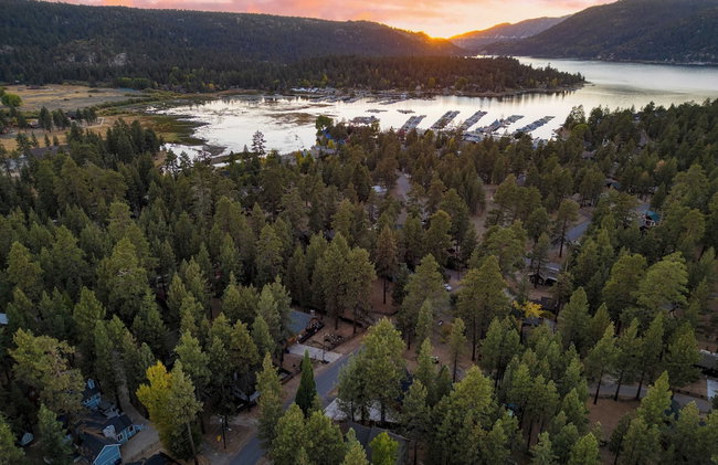 Pinetree Place by Avantstay Group Cabin w/ Hot Tub Minutes to the Lake - Photo 7