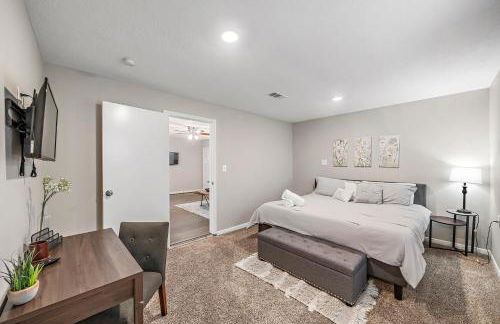 3 Bedroom Home The Neighborhood Spot desks in 2 rooms high speed Internet wifi Kick Back & Relax close to Houston Hobby Airport 5 star superhost - Foto 17