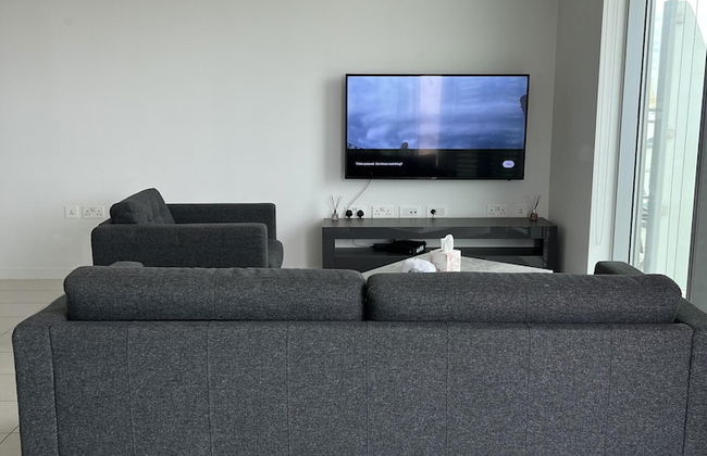 Delightfully Spacious Bright 2bedroom - Photo 9