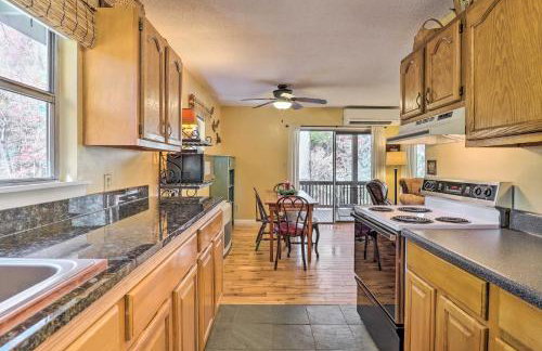 Creekside Retreat with Deck, 18 Miles to Wolf Ridge - Foto 13