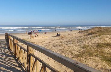 Linda casa com piscina 50m praia - Foto 25