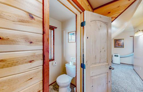 Rustic Cabin with Decks and Hot Tub in Garden Valley! - Foto 15