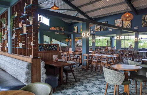 Modern two bedroom caravan with sofabed Sleeps 6 - Foto 22