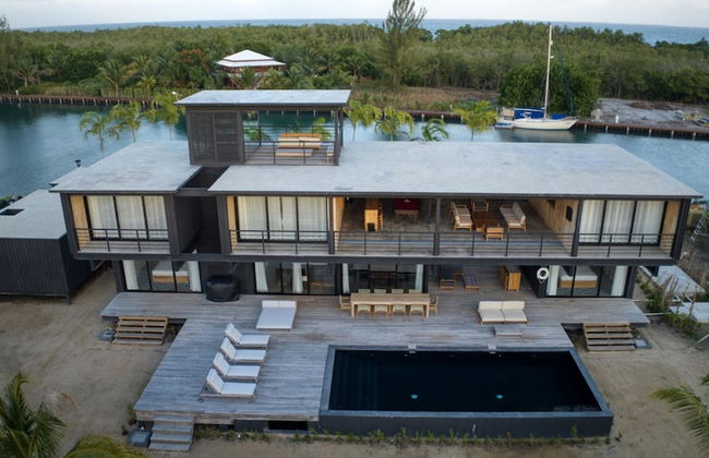 NEW Modern Ocean Front Villa on Private Island - Foto 1