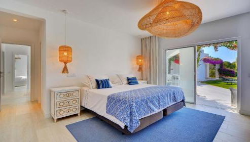 Charming Villa with Pool & Scenic Garden - Foto 3