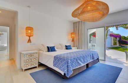 Charming Villa with Pool & Scenic Garden - Foto 3