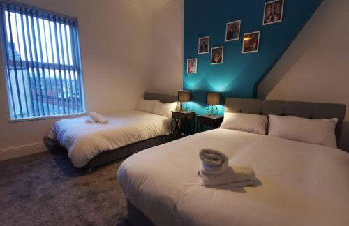 Spacious & comfy 4 bed house, 6 Beds, Free Private Parking & Wifi - Foto 15