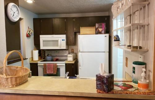 Lovely One bedroom condo with indoor fireplace. - Foto 6
