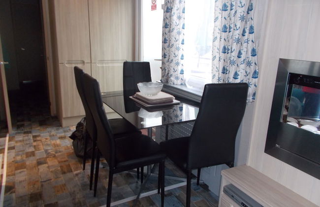 3 Bed Caravan - Sleeps 8 - Wifi - Parking - Foto 10