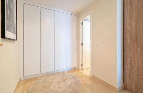 Elegant Marbella Apartment, 5-Pool Oasis, Sunlit Terrace, Garage - Photo 15