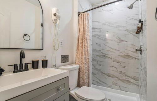 Cozy 4BR Retreat - Private backyard, Gazebo & Grill - Foto 7