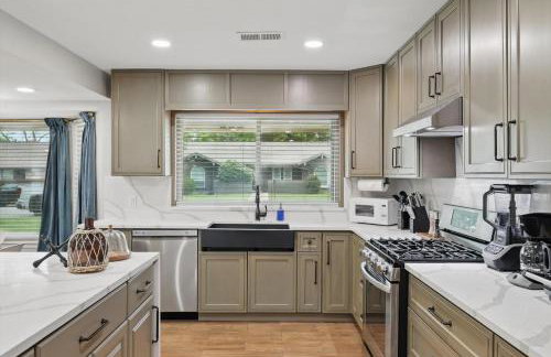 5BR w Pool, Golf Simulator, Game Room & EV Charger - Foto 19