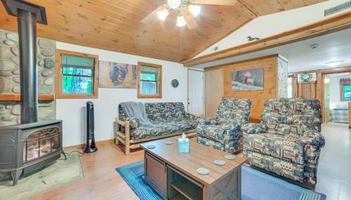 Rustic Michigan Lakeside Cabin with Private Dock! - Foto 4