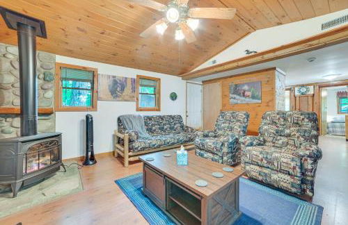 Rustic Michigan Lakeside Cabin with Private Dock! - Foto 4