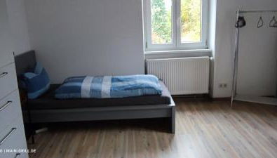Große Monteurwohnung bei Würzburg bis 6 Personen mit eigenen gratis Parklätzen und Grill und WLAN 3x Schlafzimmer - nur Einzelbetten - Foto 3, towels, wardrobe