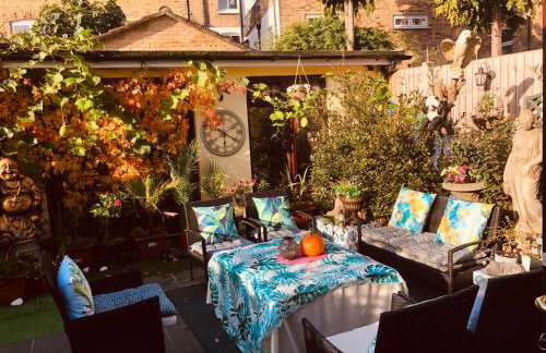 Cheerful 4 bedroom house with garden free parking - Photo 5