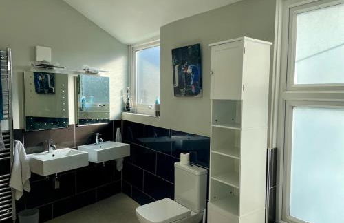 Gorgeous 4 bedroom Townhouse - Photo 8