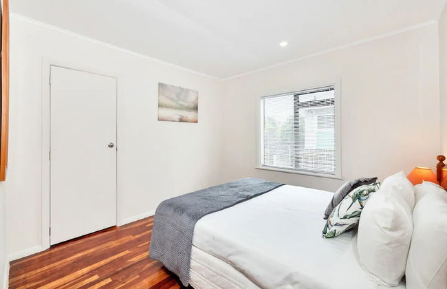 Kiwi Holiday Home near Airport - Photo 11