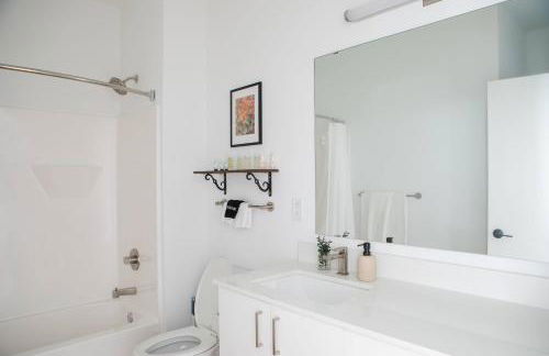 Chic East Side 1BR Apt with Balcony, Pool, and Gym - Foto 17