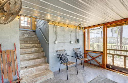 Creekside Cottage with Deck and Hot Tub in Belton - Foto 17