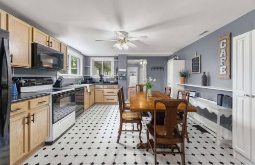 Keuka Wine Trail Vineyard View Farmhouse - Fire Pit & Game Room - Foto 11