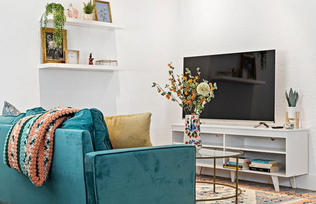 Stylish 2 BR Condo - Close to Riverwalk - Photo 7