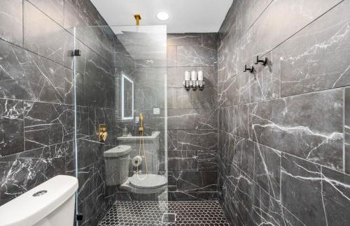 Chic Heights Retreat with Pool and Free Parking - Foto 21