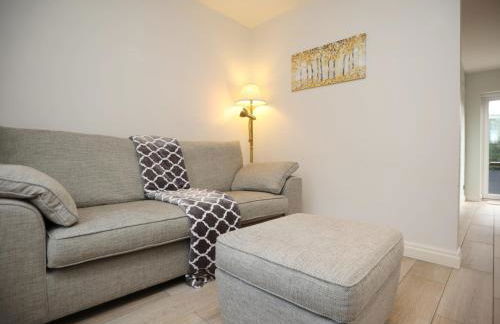 Is Y Coed Place By N And N Stays Ltd, Spacious 5 bed house in Wenvoe Cardiff, With Free Private Parking, Garden and WIFI - Photo 53