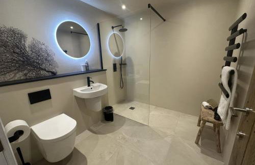 Beudy at Pentrecelyn - a gorgeous barn conversion with hot tub - Foto 25