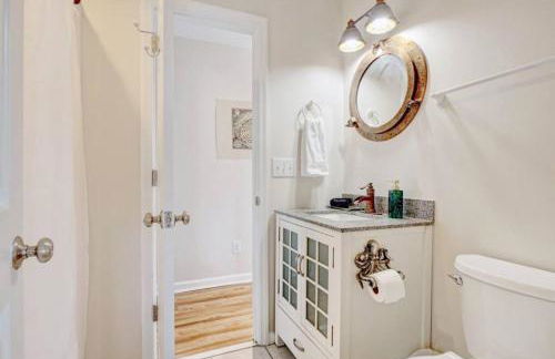 Bombastic Home - Steps to Beach - GameRm - Hot Tub - Pet Friendly - Foto 29