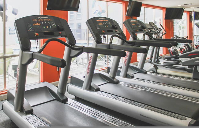 Modern Condo With Pool, Gym, Workspaces & BBQ - Foto 28