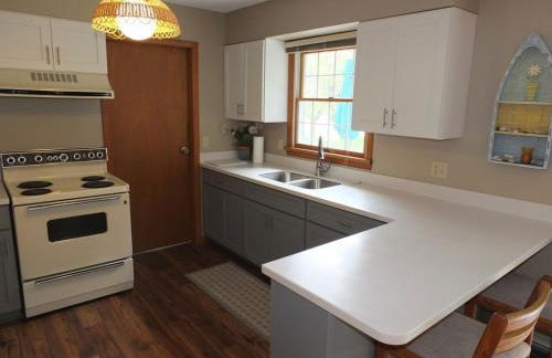 The Maple Cottage - Walk to Beach & Lake Michigan - Foto 17