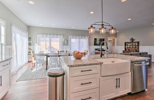 Morrisonville Manor with Fire Pit and Hot Tub! - Foto 9