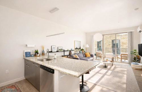 Walker's Point Apt with Gym and Balcony - Foto 10