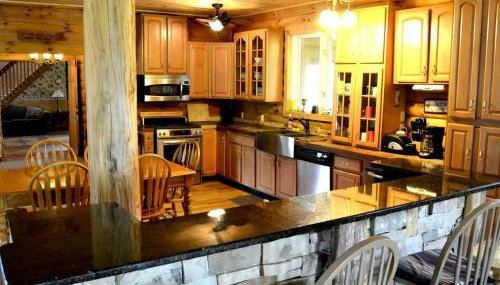 Stately Log Cabin with a Pool for a Group Getaway near Chickamauga, Georgia - Foto 4