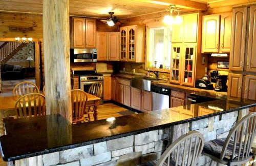 Stately Log Cabin with a Pool for a Group Getaway near Chickamauga, Georgia - Foto 4