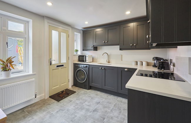 Host Stay Castle View Cottage - Photo 7